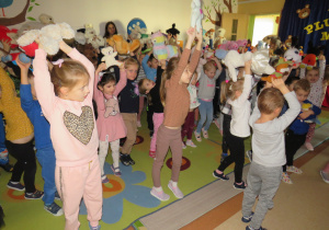 Dzieci tańczą taniec misia.